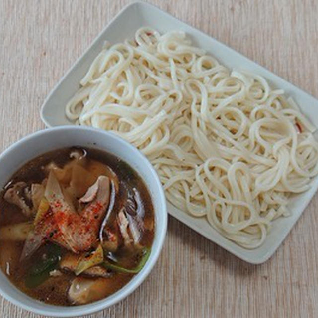 熱々のつけ汁と冷たい麺、肉汁うどんで昼ごはん