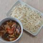 熱々のつけ汁と冷たい麺、肉汁うどんで昼ごはん