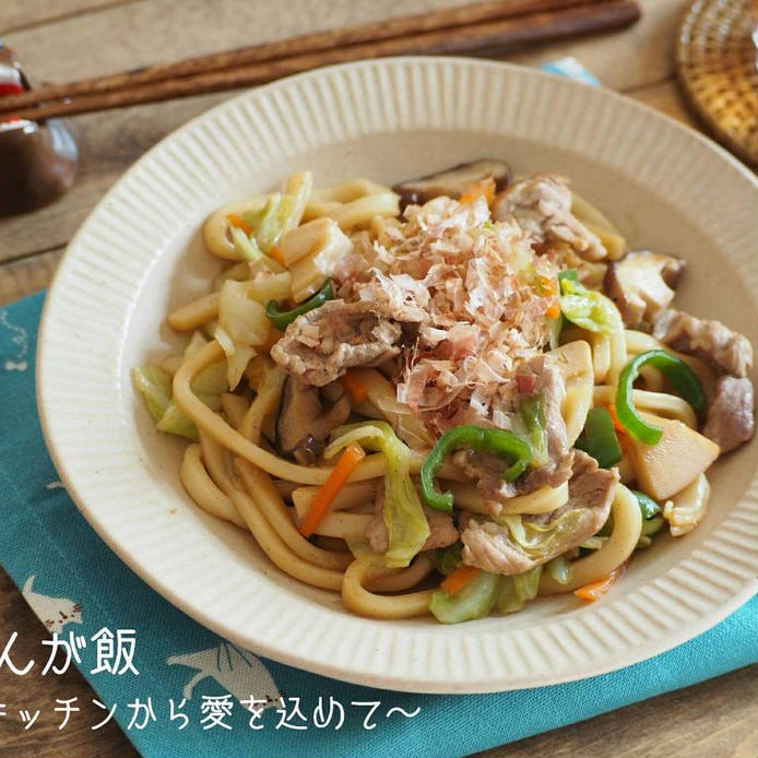 ベージュの丸皿に盛り付けた晴子さん風焼きうどん