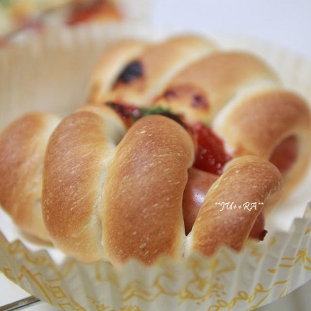 ねじっこダブルウインナーとピザとパン♪