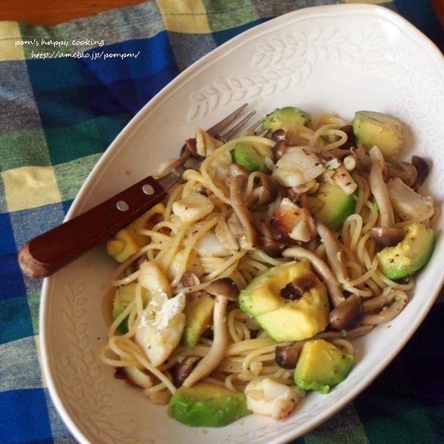アボカド きのこ と タラ の和風パスタ。
