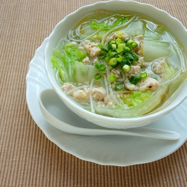プレミアム献立掲載♪3分煮るだけ☆鶏挽肉と白菜の春雨スープ