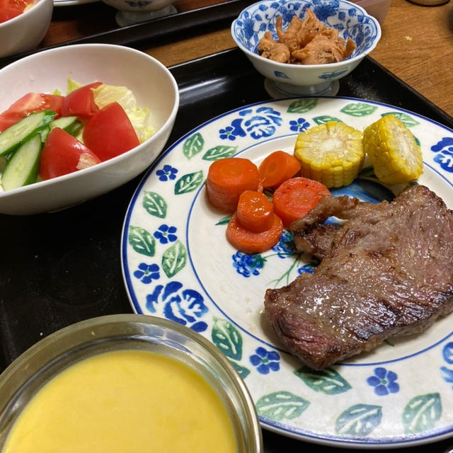 ステーキ、小海老唐揚げ、野菜のポタージュ、サラダ