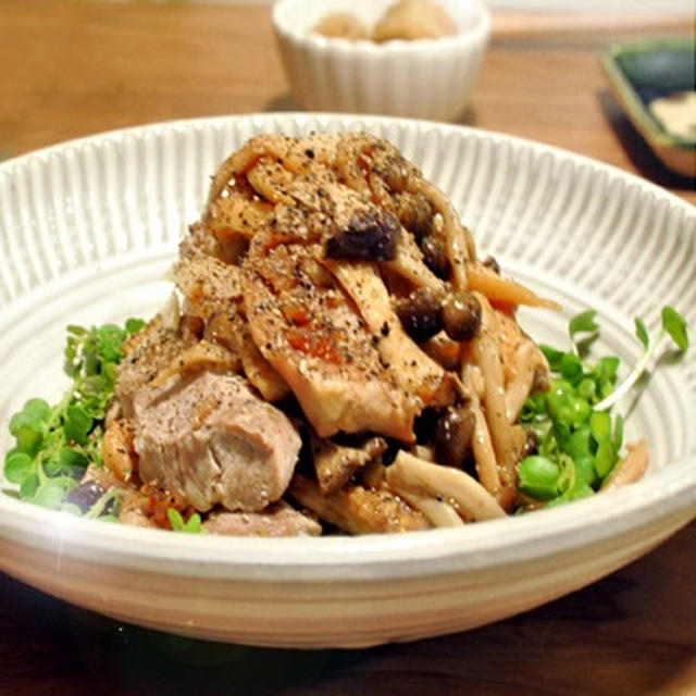 【茸と豚肉の醤油麹蒸し】