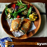 【簡単！魚レシピ】サバのカリカリチーズ挟み焼きと焼き野菜サラダのプレート