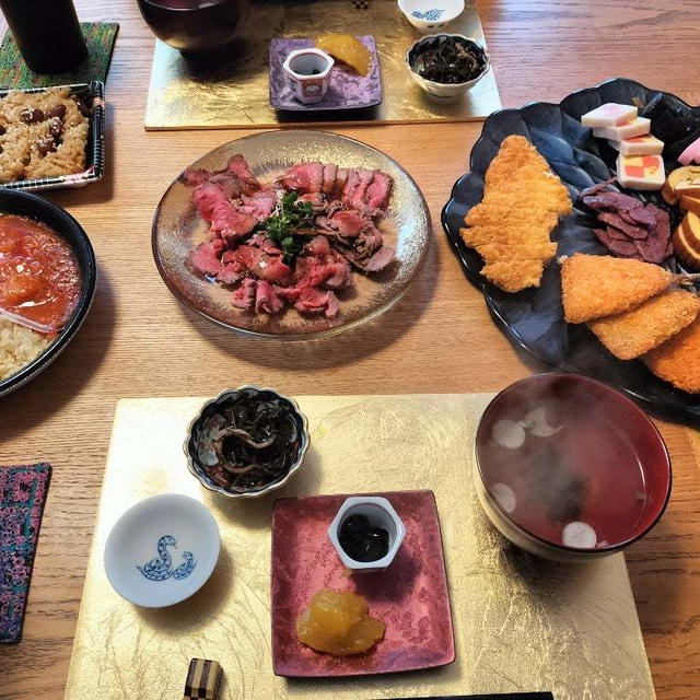 初詣からのローストビーフ、醤油赤飯、おせちな諸々ならべて昼夜ダラダラ呑み