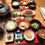 土鍋ごはんでとろろごはん。蒸しむかごと小鉢8品＋きのこ汁で晩酌