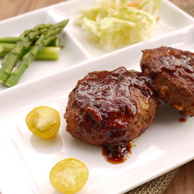 ＜「ハウスspicecooking　ハンバーグ　混ぜて焼くだけ」でハンバーグ＞
