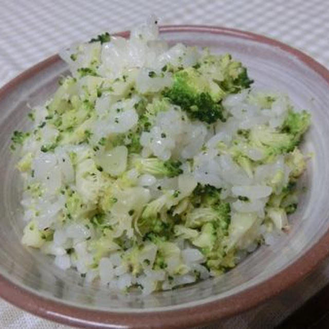 塩ごま油で香りふわぁ♪　ブロッコリーの混ぜご飯