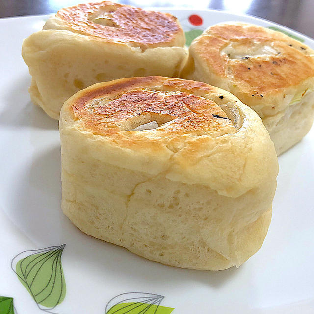 旬の新玉ねぎを使おう！フライパンと牛乳パック型で「ふわふわ春のジューシーオニオンパン」の作り方