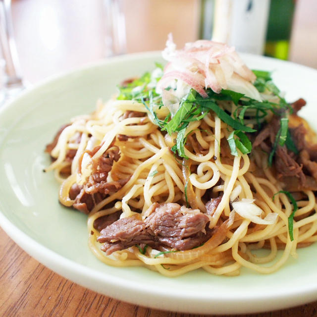 ワイン蒸しで風味豊かに！甘醤油味の牛しぐれ焼きそば