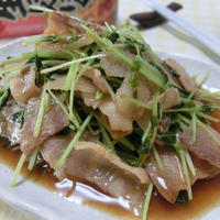 汁だくがうんまい♪　豚バラと豆苗のオイスターにんにく炒め