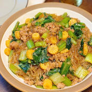 豪快に白飯にのっけて食べたい！子どももパクパク♪『ベビーコーンと小松菜の麻婆春雨』レシピ！