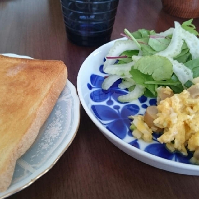 朝はパン＆ランチは冷やし中華でした。