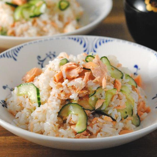 おさぼり晩御飯☆サーモンとキュウリのなんちゃってちらし寿司