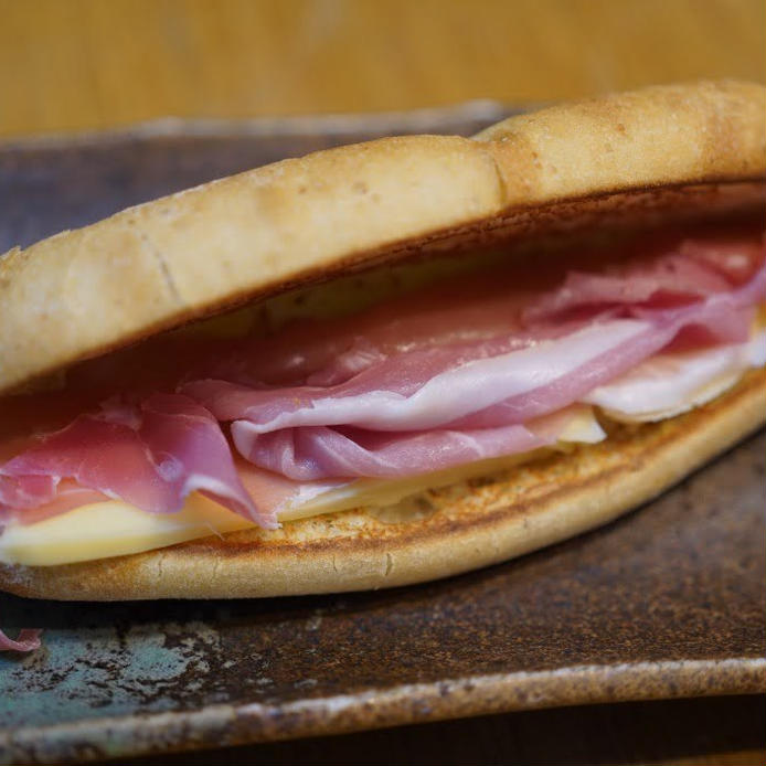 生ハムとゴーダチーズの焼きカスクート