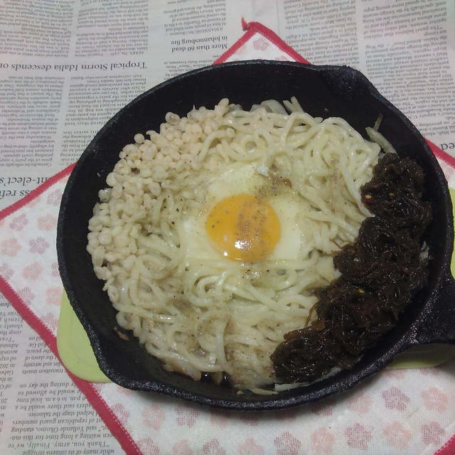 シンプルな月見焼きうどん