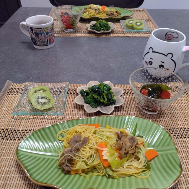 焼きビーフンの献立。米粉バナナケーキを焼く。