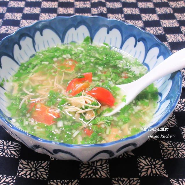 驚きの超短時間レシピ。目に鮮やか、爽やかな酸味でヘルシーな美味しさ。『鶏とトマトの青菜スープ』