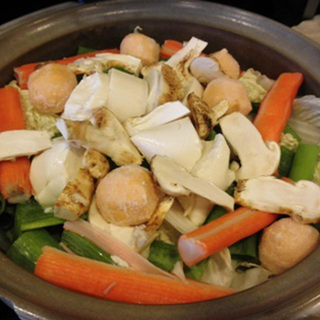カニカマと白魚のすり身団子、白菜、豆腐の松茸すき焼き鍋