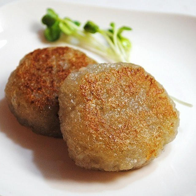 外はカリッ、噛むともっちもちの食感がたまらない♪優しい甘さがクセになる！簡単おいしいれんこんもち