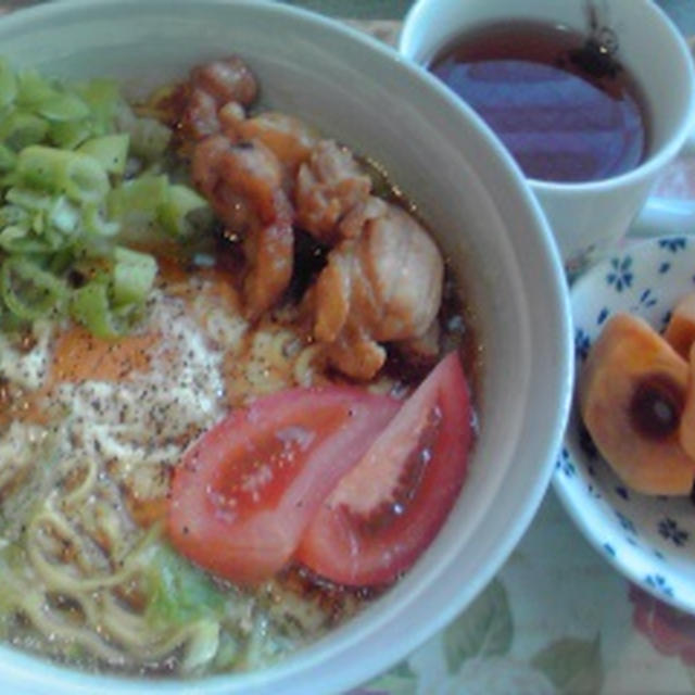 今朝の自分ご飯、ラーメンに卵を入れて～、温かいトマトが美味しいよ♪