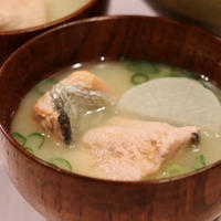北海道産の生秋鮭で作る『旨味たっぷり、鮭と大根のお味噌汁』のレシピ＊
