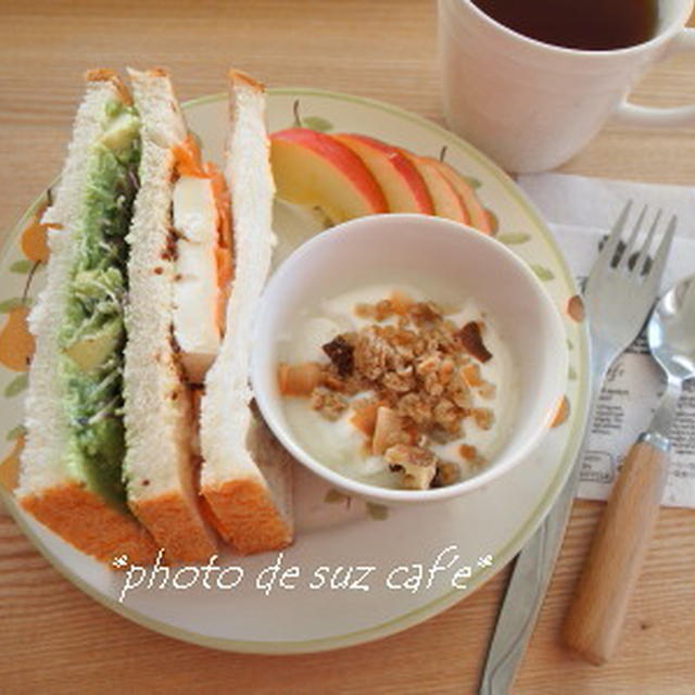 平日サンド（アボカドサーモンチーズ）、パデイントンとsaryoランチ。。。