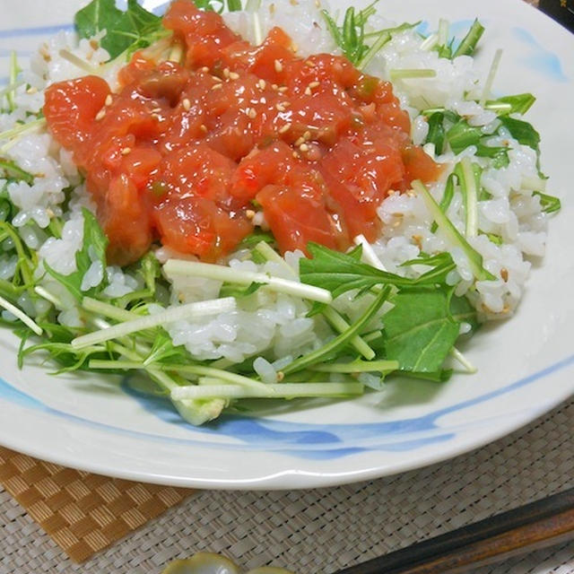 春のおうちのみ簡単ヘルシーおつまみ！ご飯はちょっとで満足〜鮭と水菜のサラダ寿司 。
