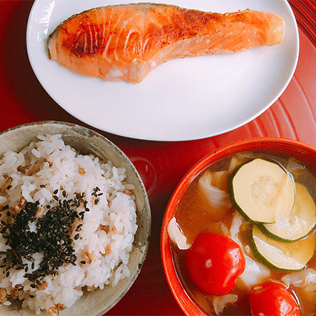 紫もち麦で朝定食