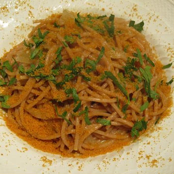 スペルト小麦のスパゲッティー　アンチョビと玉ねぎ、カラスミのソース