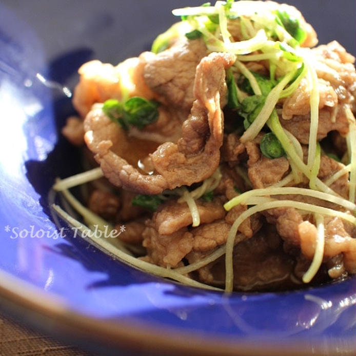 青い皿に盛られた牛肉とかいわれ大根の炒めもの