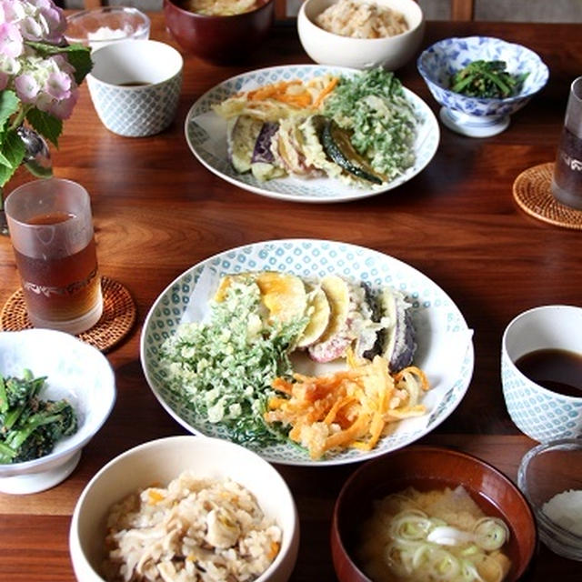 野菜の天ぷら盛り合わせ と 炊き込みごはん。