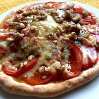 トマトのハニーチーズピザ《愛知県産野菜》