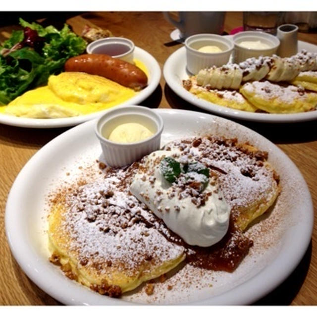 【VERY FANCY】のパンケーキとストロベリークリームフラペチーノ