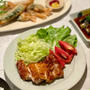 照り焼きチキンと、揚げ茄子のピリ辛ソースと春巻きとかの夜ごはん