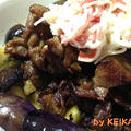 ナスの炒めものにカリカリ豚とマヨカニカマのせ by KEIKAさん