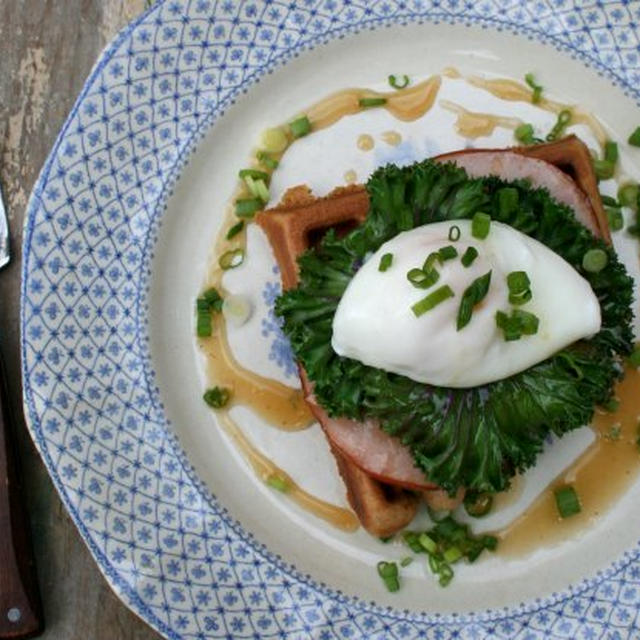 Poached Egg on Pumpkin Waffle with Scallion Maple Butterポーチドエッグ on パンプキンワッフル