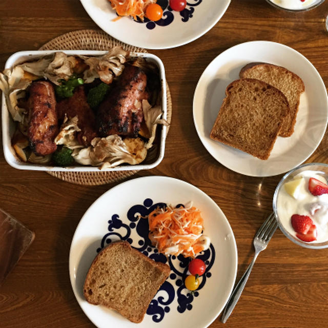 黒パンでお昼ごはん