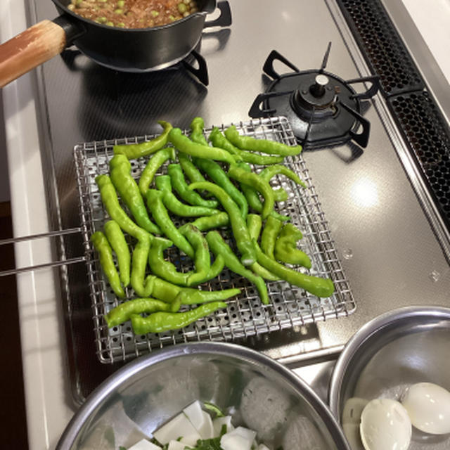 夏のご飯を作っています。ししとう、大豆、かぶ、そして茹で卵