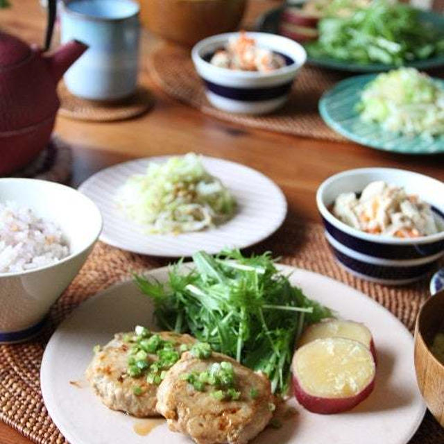 まぐろつくねの照り焼き定食。ビオラの寄せ植え。