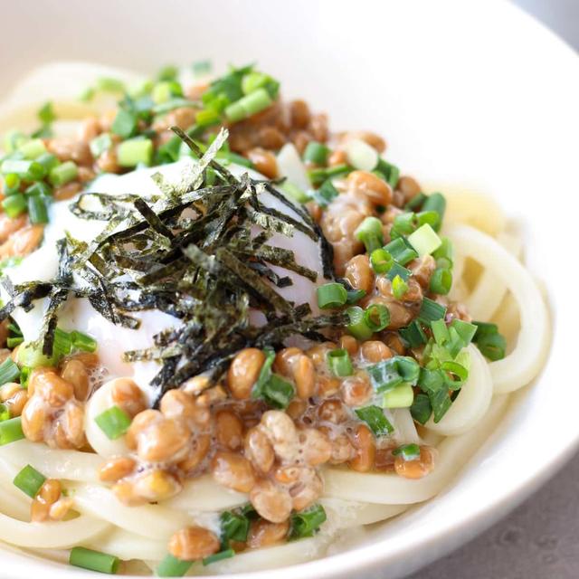 『温泉卵のせ』冷やし納豆うどん