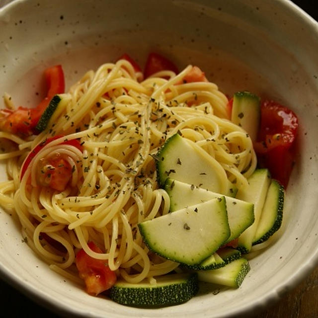 トマトとズッキーニの冷たいパスタ