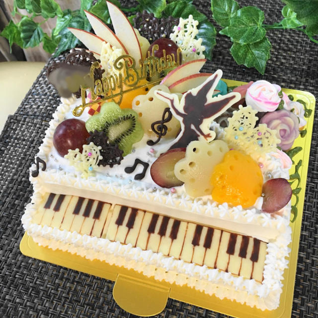 白いピアノのバースデーケーキ