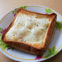 懐かしの噛み応え〈パン耳deポテトグラタン風トースト〉のレシピ
