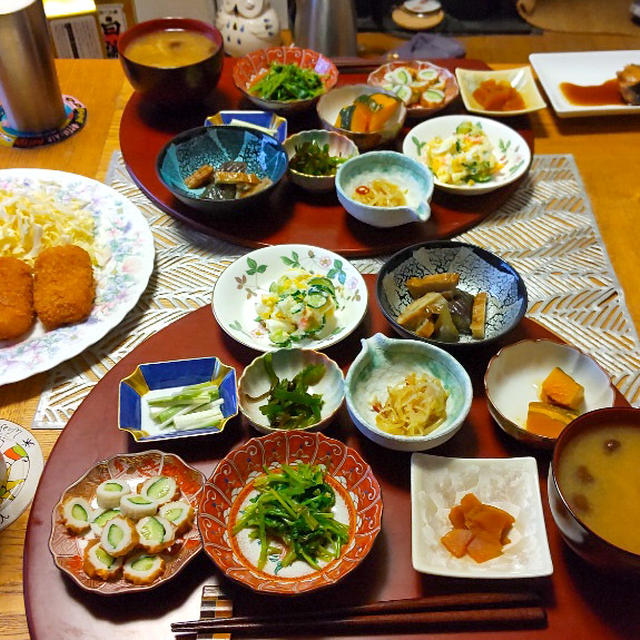 作り置き混じりの小鉢９品ときのこ汁、鰤の照り焼き、コロッケと非常用わかめごはんで晩酌。