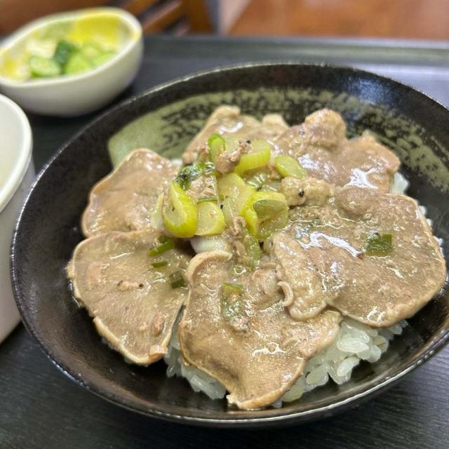 花金【お家ごはん・昼)ネギ塩豚タン丼❗️三太郎の昼ごはんです。