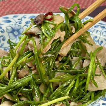 台湾で人気の野菜！水蓮菜の炒め物～Fromボナペティ～