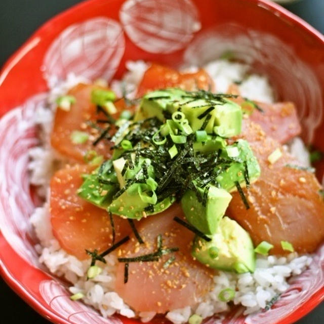 漬けマグロとアボカド丼