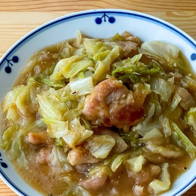 キャベツと鶏もも肉のガリバタ炒め煮